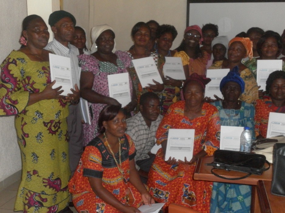 Remise des cahiers comptables aux bénéficiaires des microcrédits, dans le cadre du projet d'appui et d'accompagnement des femmes revendeuses